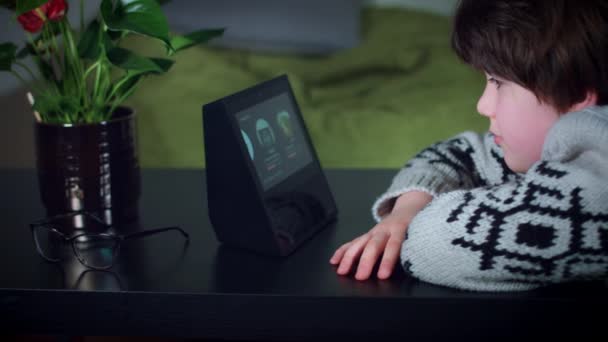 Niño usando el dispositivo inteligente para el hogar — Vídeo de stock