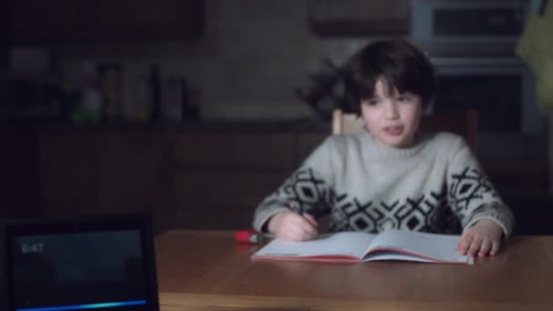 Chłopiec przy użyciu urządzenia inteligentnego domu — Wideo stockowe