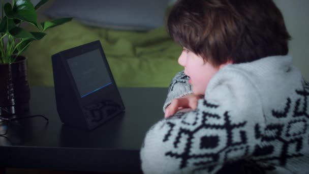 Αγόρι χρησιμοποιώντας έξυπνη συσκευή σπίτι — Αρχείο Βίντεο
