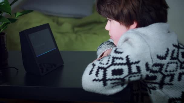Boy pomocí chytré domácí zařízení — Stock video