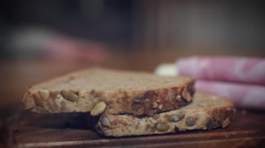 Güzel yakışıklı beyaz çocuk poz