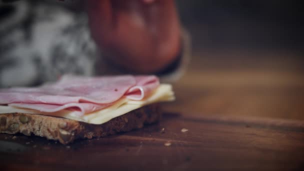 Szép szép kaukázusi fiú pózol — Stock videók