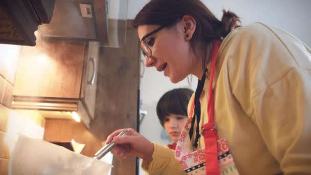 Madre e hijo cocinando — Vídeo de stock