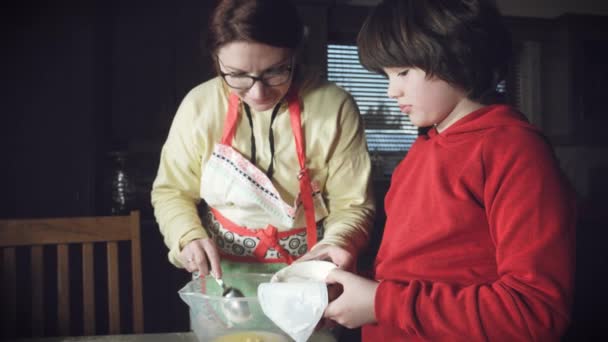 Mother and son cooking — Stock Video