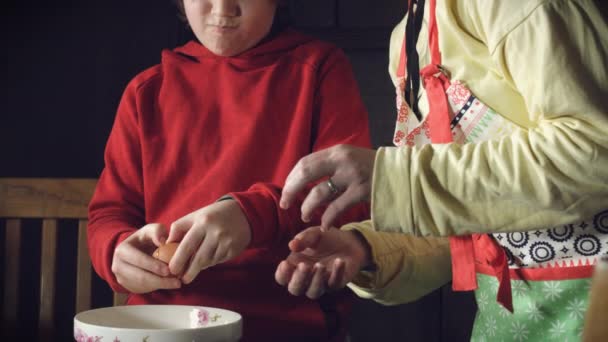 Madre e hijo cocinando — Vídeos de Stock