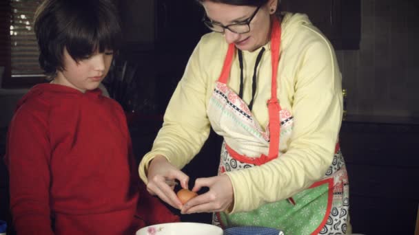 Madre e hijo cocinando — Vídeo de stock