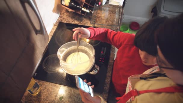 Mother and son cooking — Stock Video