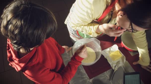 Mãe e filho cozinhar — Vídeo de Stock