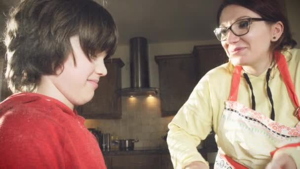 Mãe e filho cozinhar — Vídeo de Stock