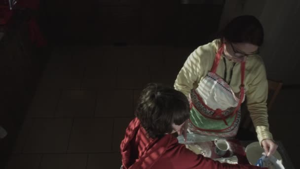 Anne ve oğul pişirme — Stok video