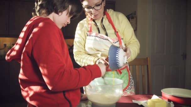 Mutter und Sohn kochen — Stockvideo