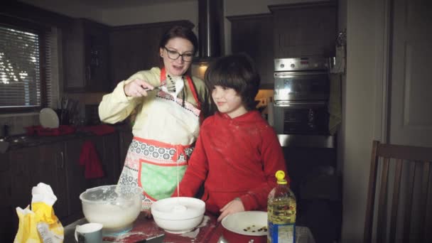 Mãe e filho cozinhar — Vídeo de Stock