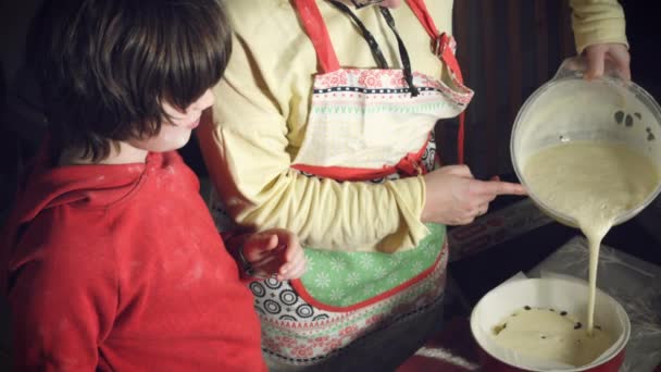 Anne ve oğul pişirme — Stok video