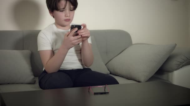 Niño jugando teléfono — Vídeo de stock