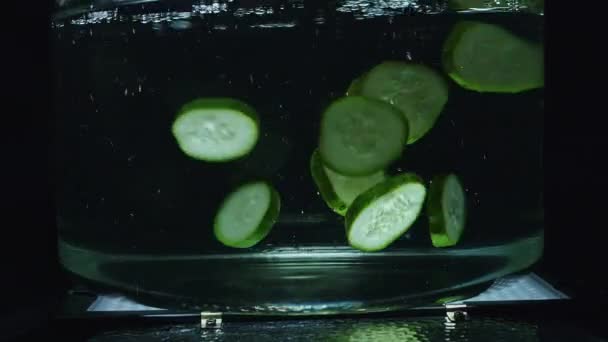 Früchte in klarem Wasser — Stockvideo