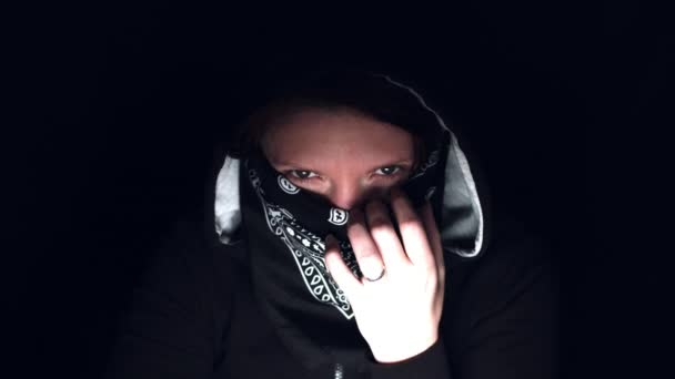 暗闇の中で犯罪的ハッカー — ストック動画