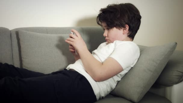 Criança brincando telefone — Vídeo de Stock