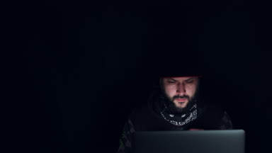 Karanlığın içinde suç hacker