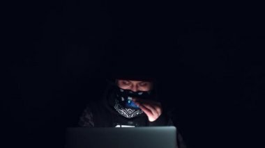 Karanlığın içinde suç hacker