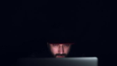 Karanlığın içinde suç hacker