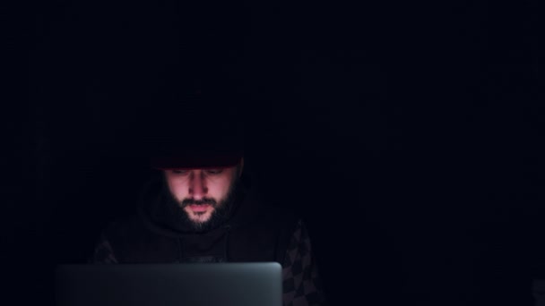 Хакер в темноте — стоковое видео