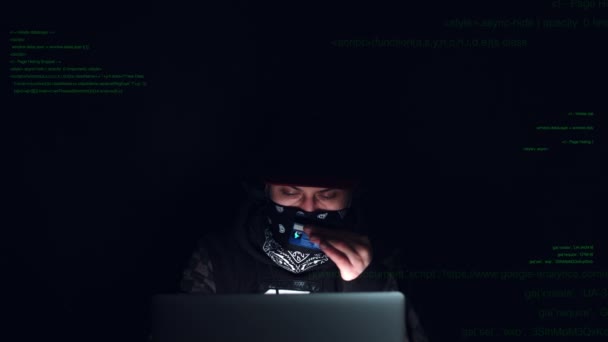 Hacker criminal en la oscuridad — Vídeo de stock
