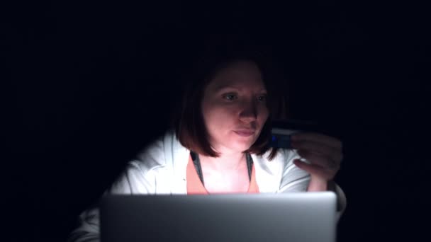 pirate criminel dans l'obscurité 