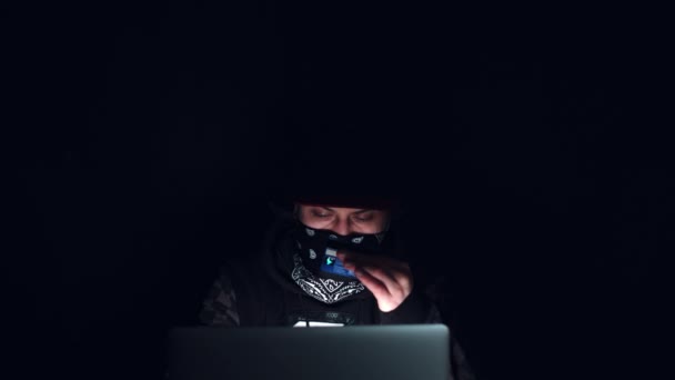 Criminele hacker in duisternis — Stockvideo