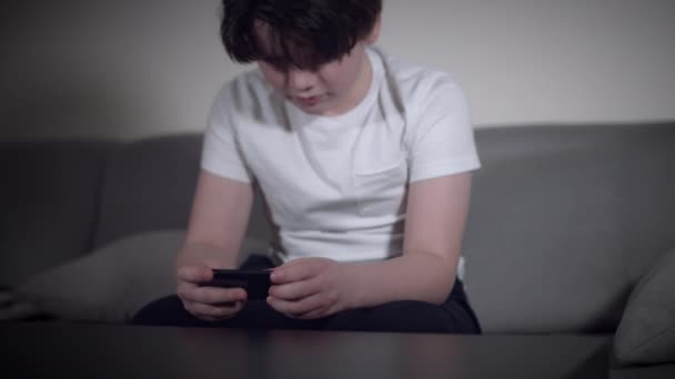 Child playing phone — Stock Video