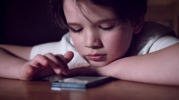 Niño jugando teléfono — Vídeo de stock