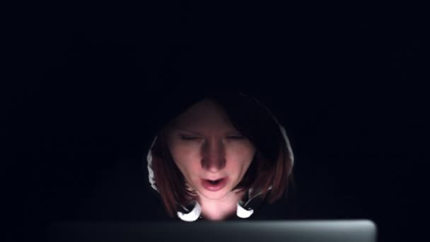 暗闇の中で犯罪的ハッカー — ストック動画