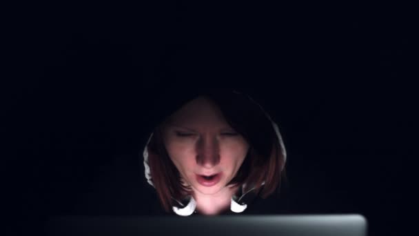 pirate criminel dans l'obscurité 