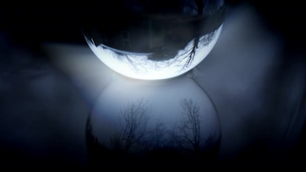 Üveg gömb a földön — Stock videók
