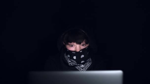 Hacker criminal en la oscuridad — Vídeo de stock