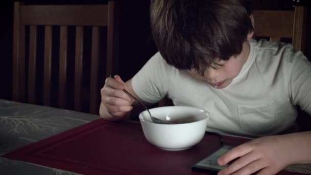 Ребенок играет телефон — стоковое видео