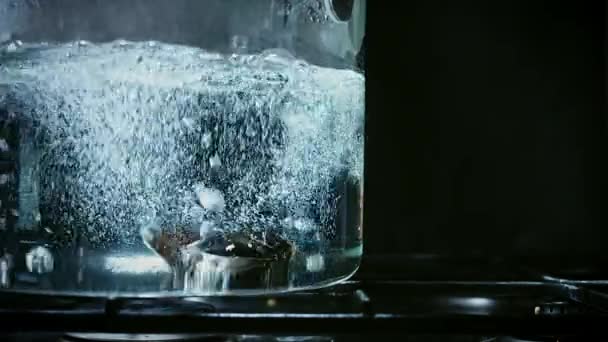 Water Koken Glazen Pot — Stockvideo