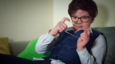 4 k gelecek şeffaf akıllı aygıt, telefonda oynamak çocuk