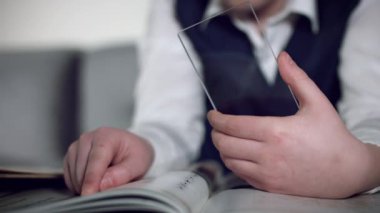 4 k gelecek şeffaf akıllı aygıt, telefonda konuşurken çocuk