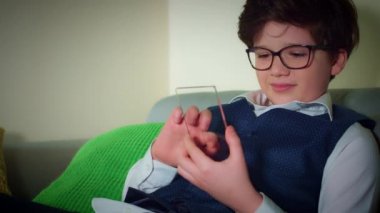 4 k gelecek şeffaf akıllı aygıt, telefonda konuşurken çocuk