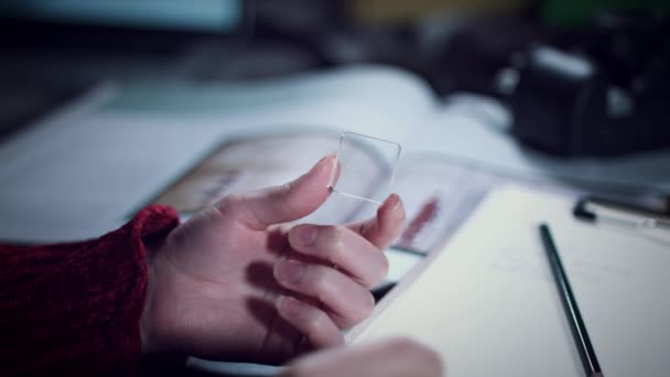 Budoucí Transparentní Inteligentní Zařízení Žena Pracující Nano Telefon — Stock video