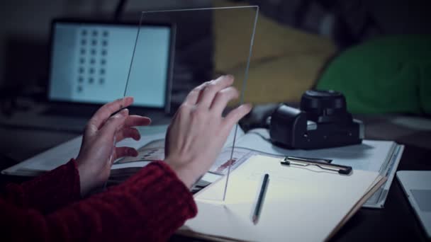 Dispositivo Inteligente Transparente Futuro Mujer Que Trabaja Tableta — Vídeos de Stock