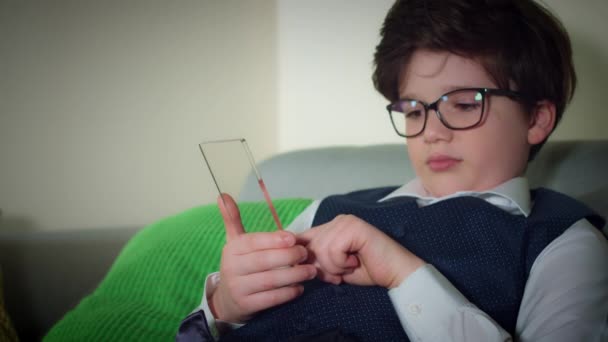 Przyszłych Przezroczyste Inteligentne Urządzenie Chłopak Pracuje Telefon — Wideo stockowe