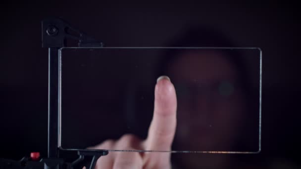 Dispositif intelligent transparent du futur 4K, empreinte digitale de balayage de femme 