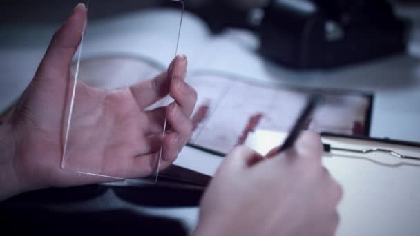 Dispositivo Inteligente Transparente Futuro Mulher Que Trabalha Telefone — Vídeo de Stock