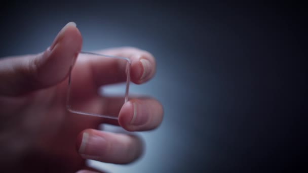 Zukunft Transparente Smart Gerät Hand Hält Nano Telefon — Stockvideo