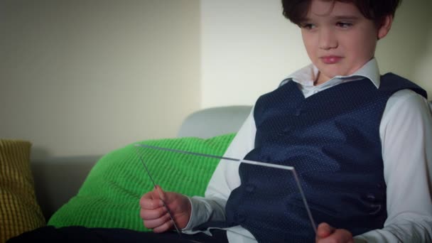 Dispositivo Intelligente Trasparente Futuro Ragazzo Che Parla Tablet — Video Stock