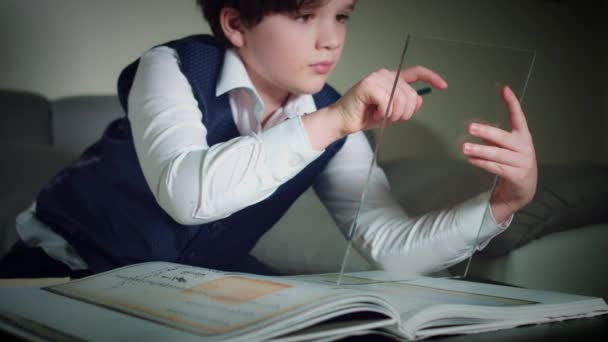 未来透明智能设备 在平板电脑上工作的男孩 — 图库视频影像