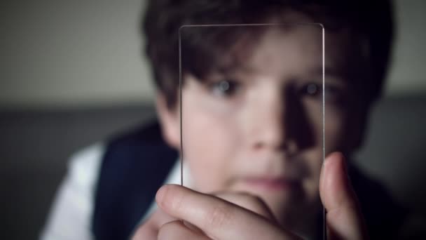 将来透明なスマート デバイス 携帯電話に取り組んでいる少年 — ストック動画
