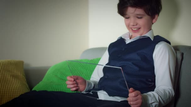 未来透明智能设备 男孩在平板电脑上观看视频 — 图库视频影像