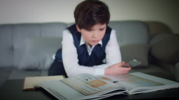 Dispositivo Intelligente Trasparente Futuro Ragazzo Che Studia Con Telefono — Video Stock